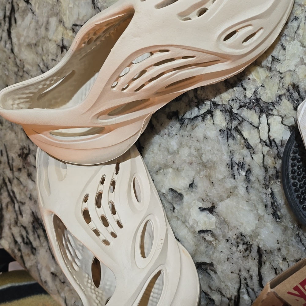 SHOES - Picture 3 of 6